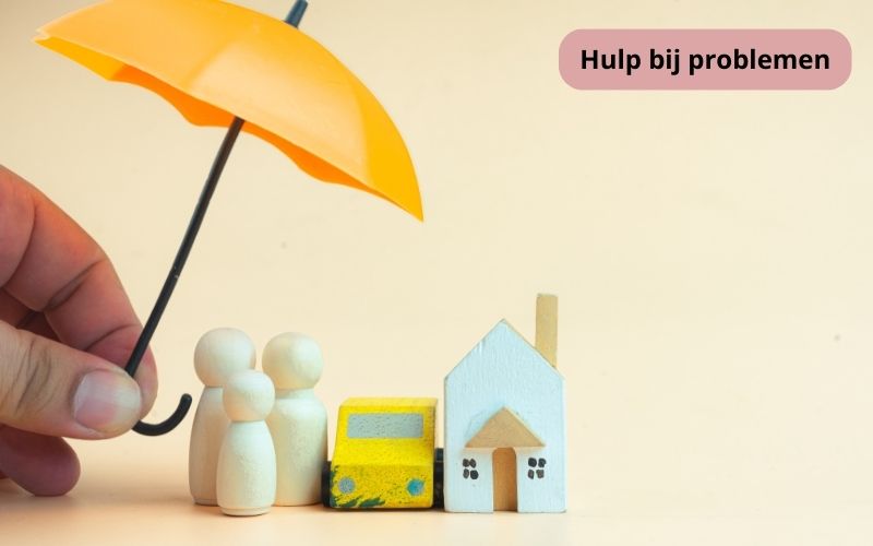 Gekleurde Paraplu boven een huis