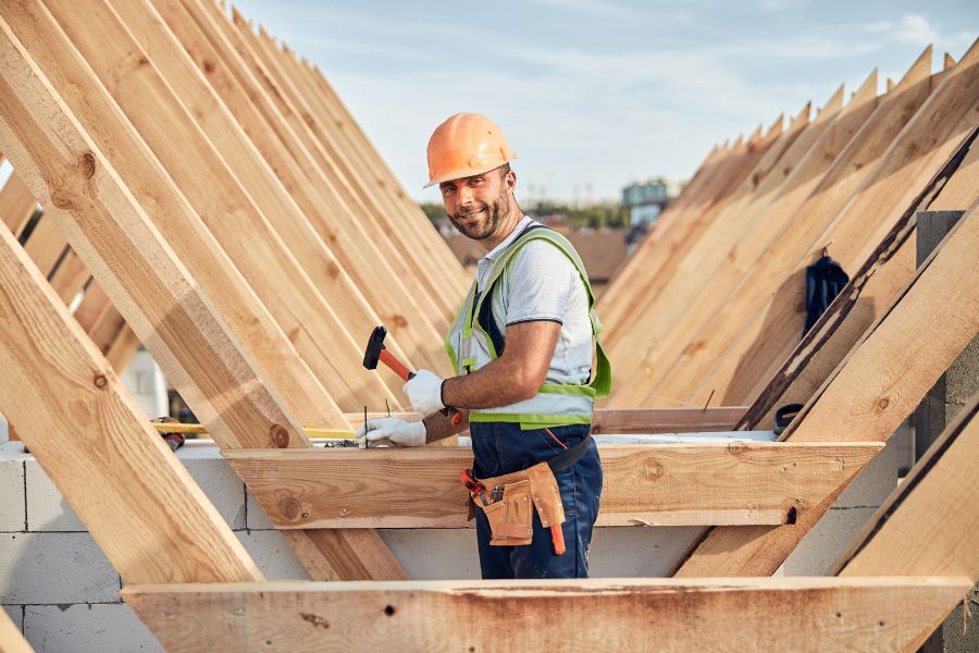 werken aan dakgebinte van een woning